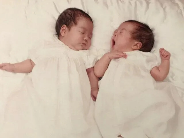 妊娠28週で双子を出産。長女だけが脳性まひと診断され…。『早産さえしなければ』と自分を責め、涙が止まらなかった